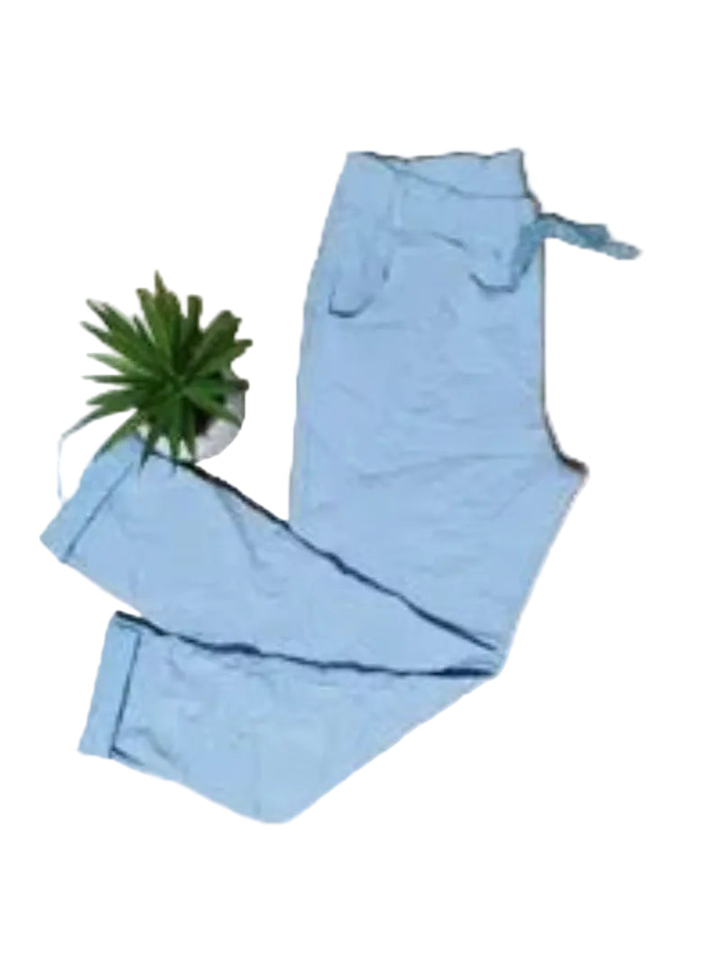 Blue jeans on a wooden floor with 'Grandetaille PlusSize'